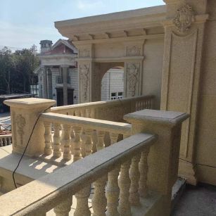 资阳 黄金麻别墅外墙干挂雕花配合阳台栏杆花瓶柱