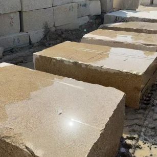 资阳 黄金麻方料堆场洗料分选中，原材料充足