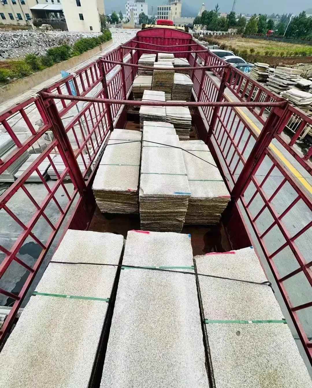 资阳 黄金麻花岗岩荔枝面，光面毛板装车完成