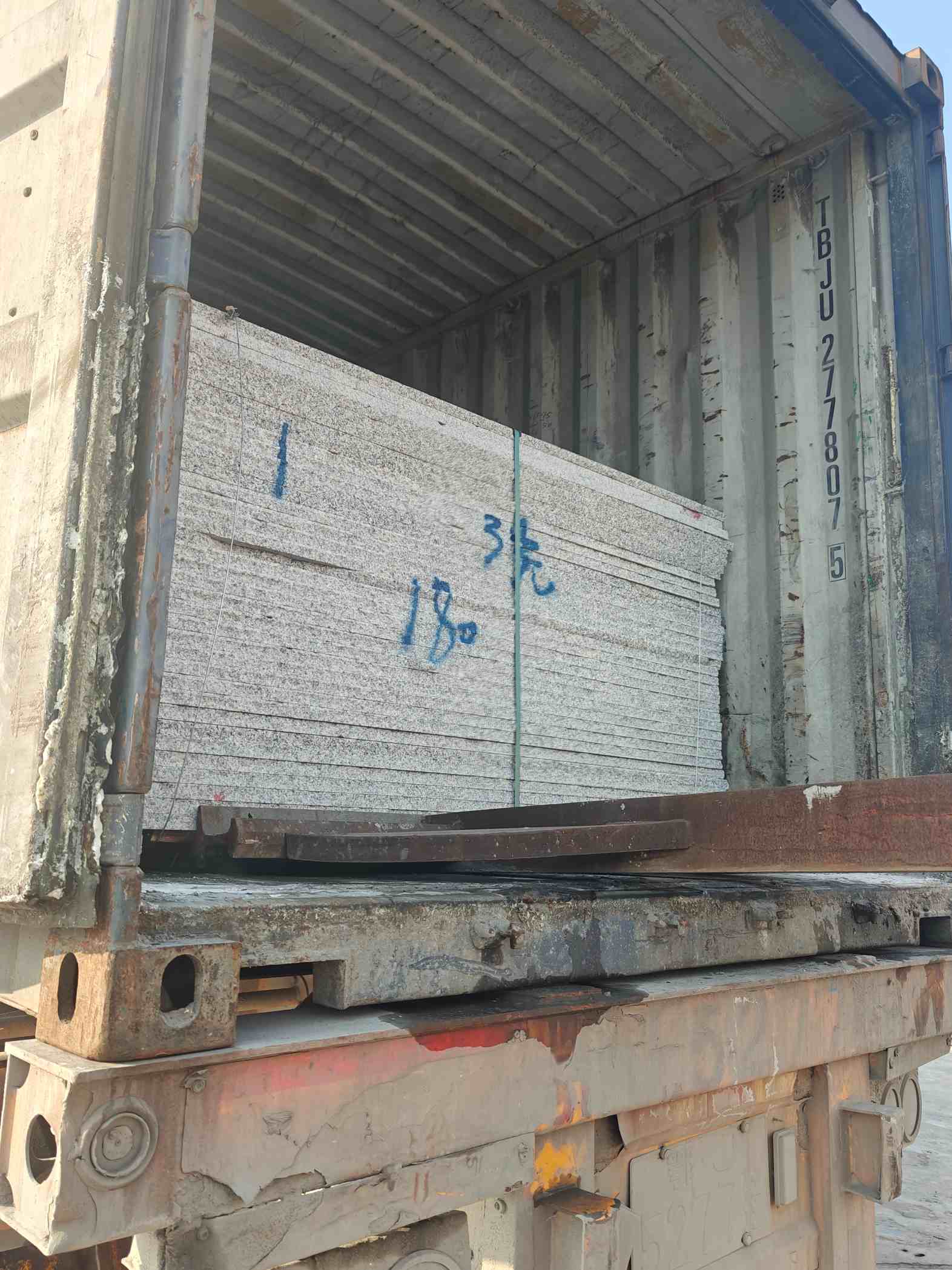 资阳 芝麻白花岗岩石材3.0公分光面毛板装柜出货