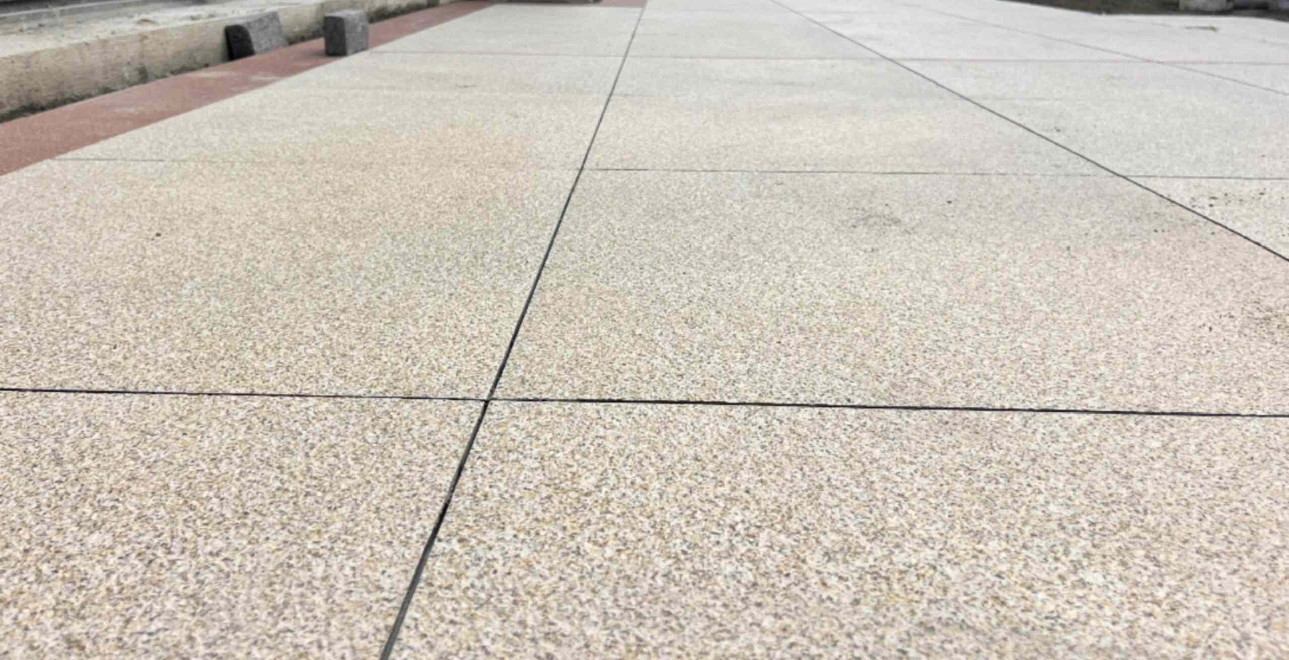 资阳 黄金麻花岗岩石板材荔枝面地面铺装效果