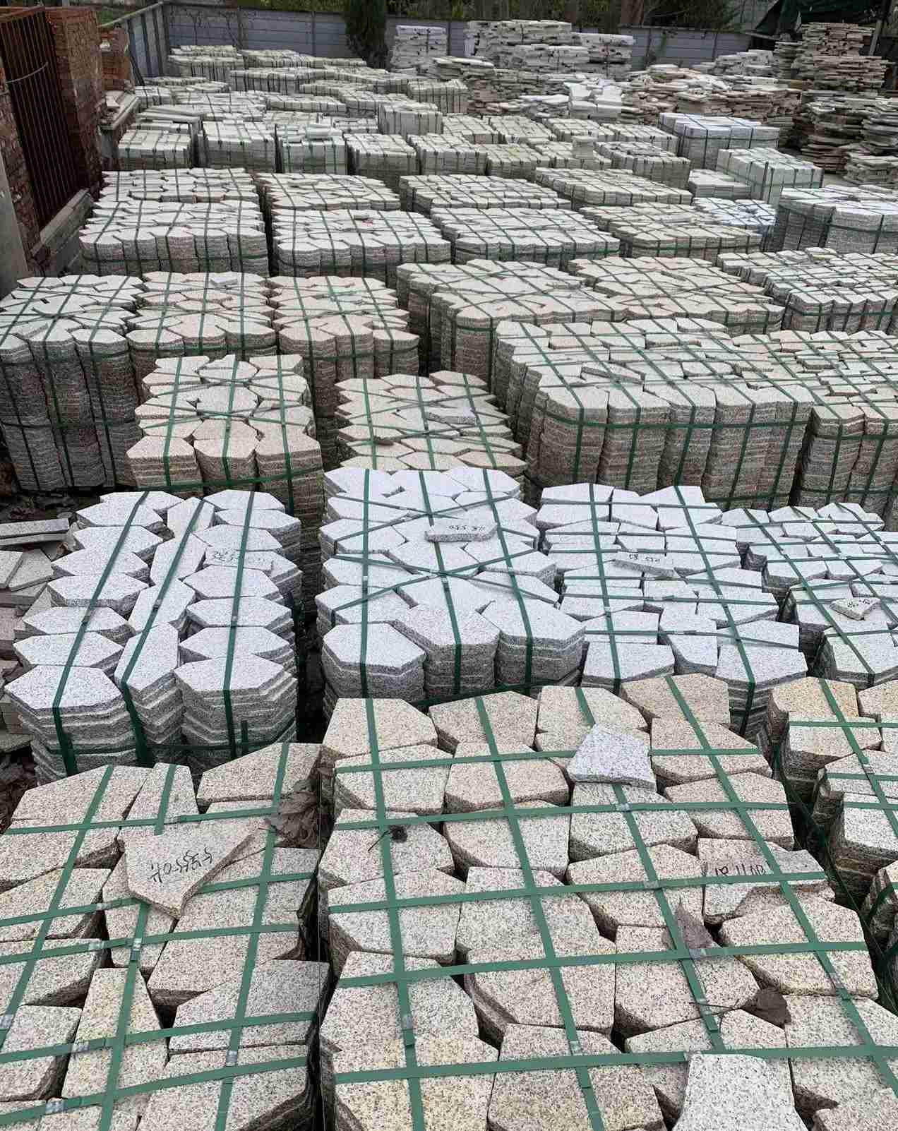 资阳 黄金麻白麻花岗岩荔枝面地铺石(冰裂纹)