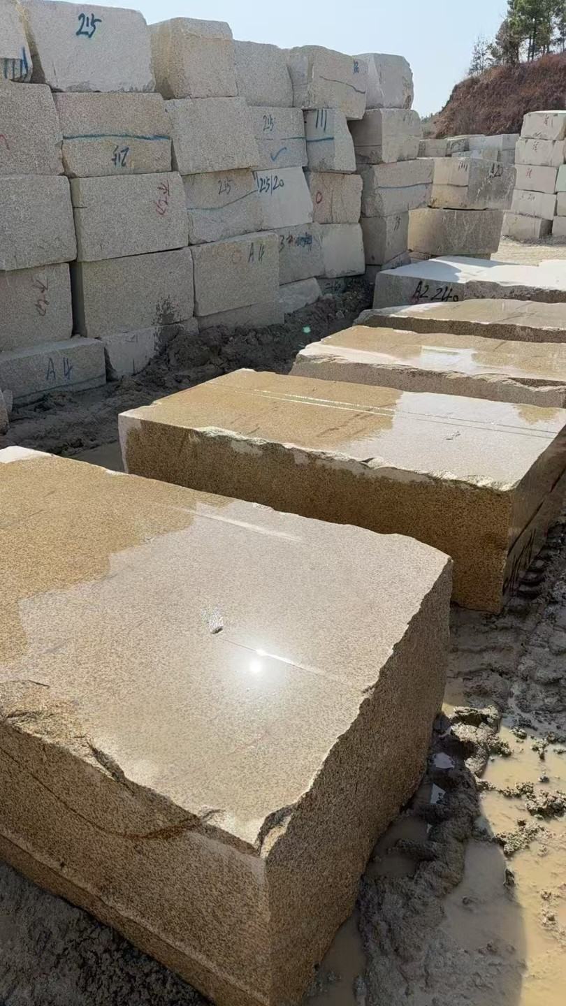 资阳 黄金麻方料堆场洗料分选中，原材料充足