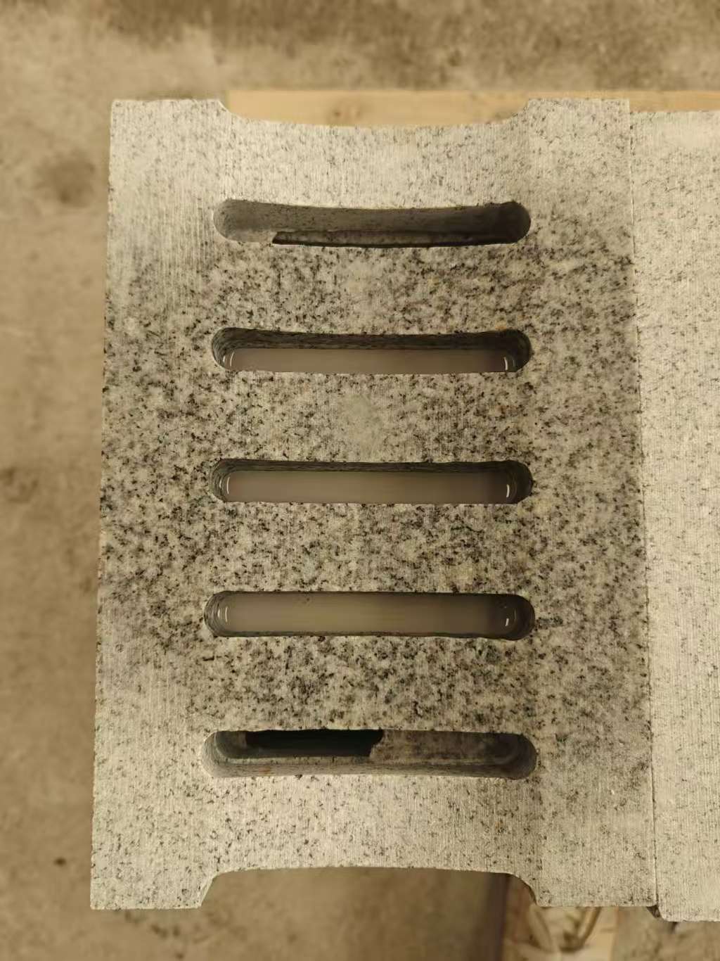 资阳 芝麻白拉丝面花岗岩U型开槽排水槽