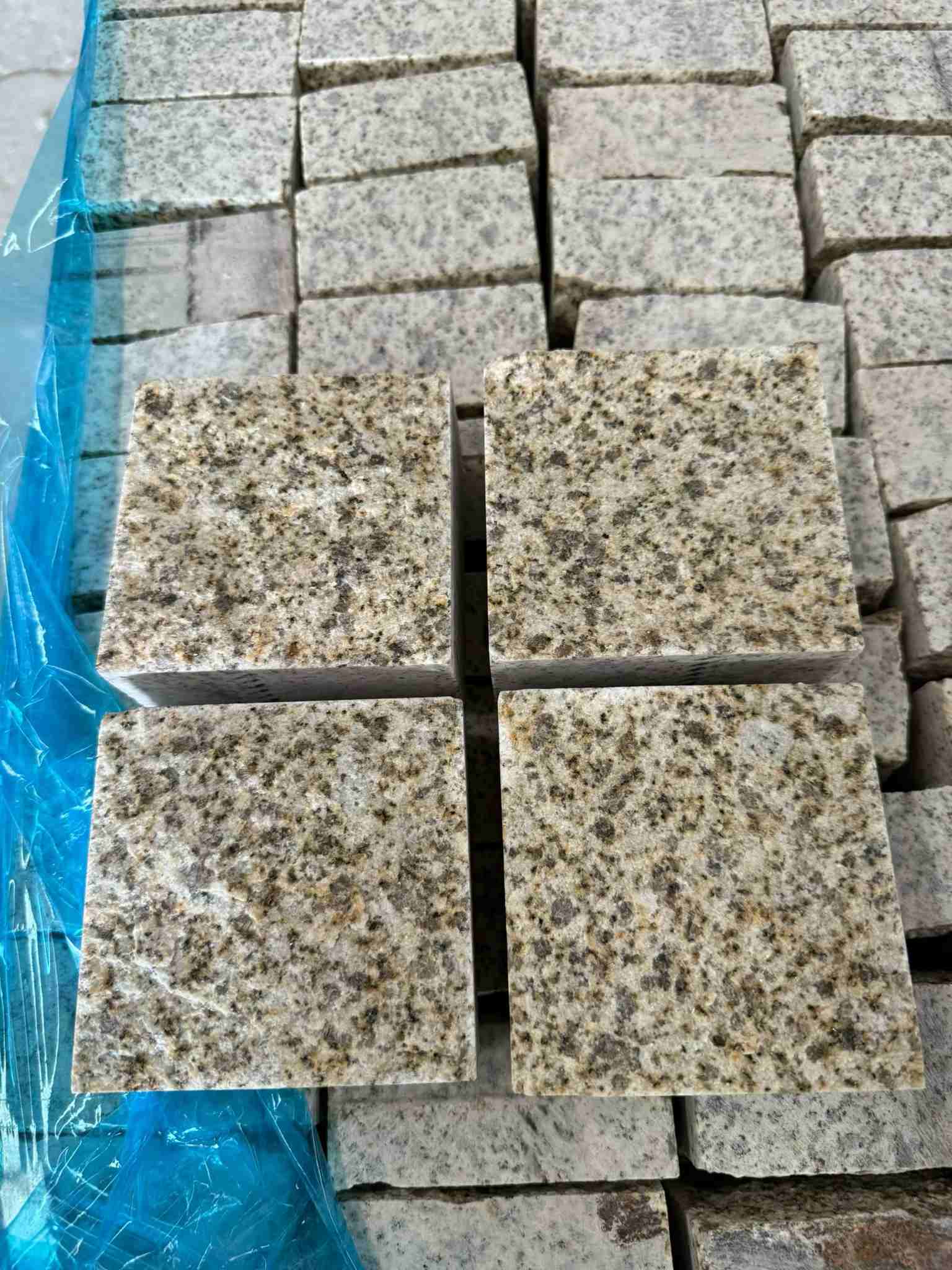 资阳 黄金麻花岗岩自然面小方块，弹石，马蹄石等