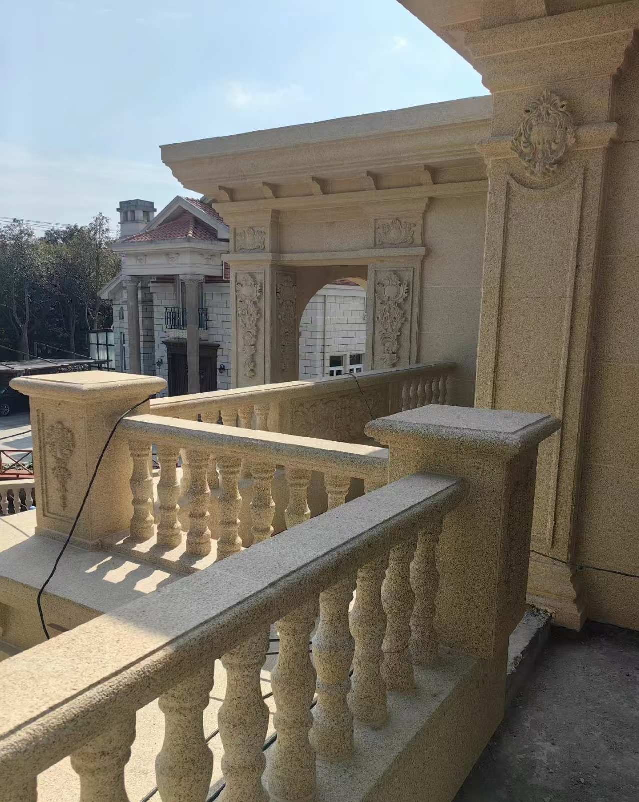 资阳 黄金麻别墅外墙干挂雕花配合阳台栏杆花瓶柱