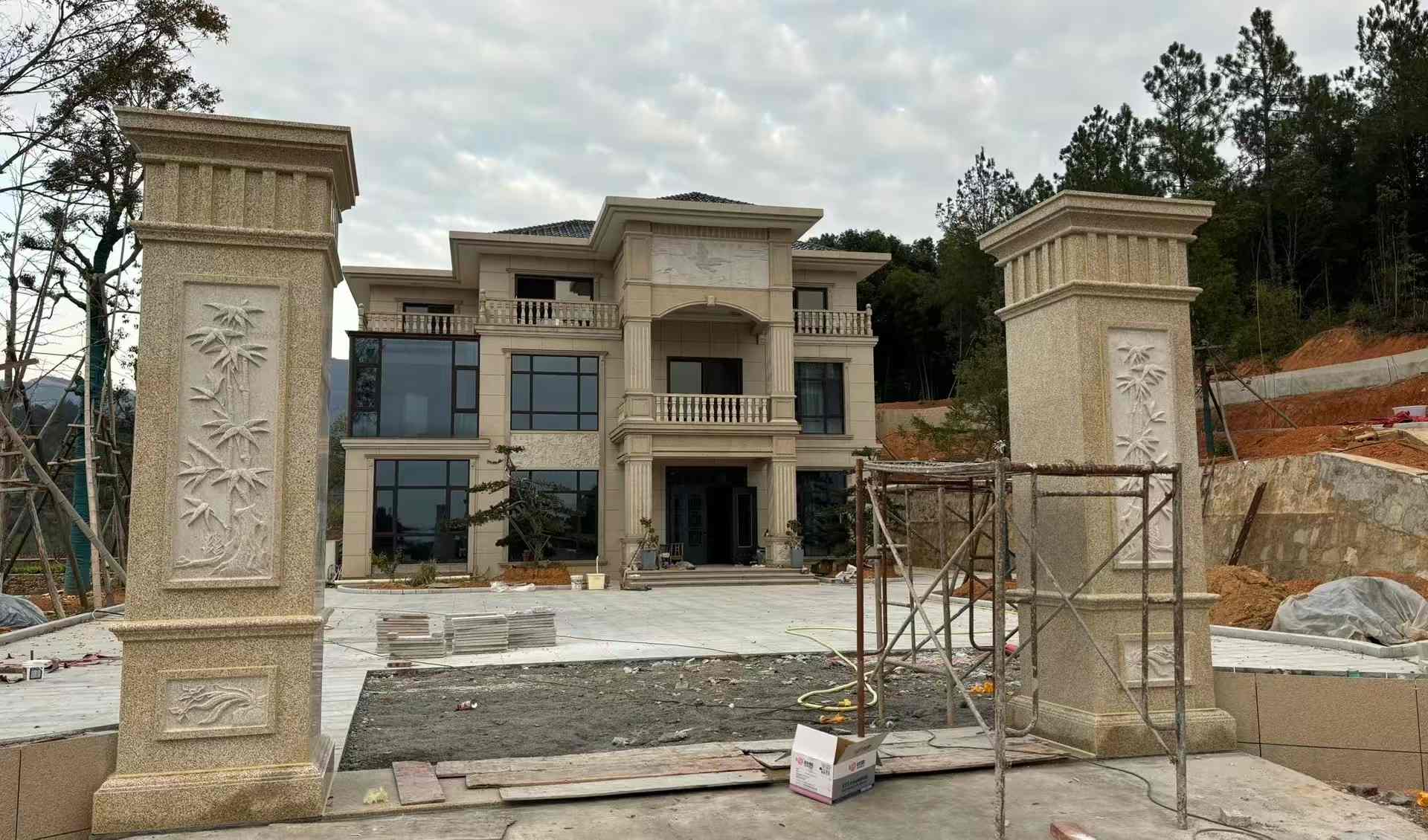 资阳 黄金麻花岗岩别墅雕花外墙干挂配上门口雕花罗马柱