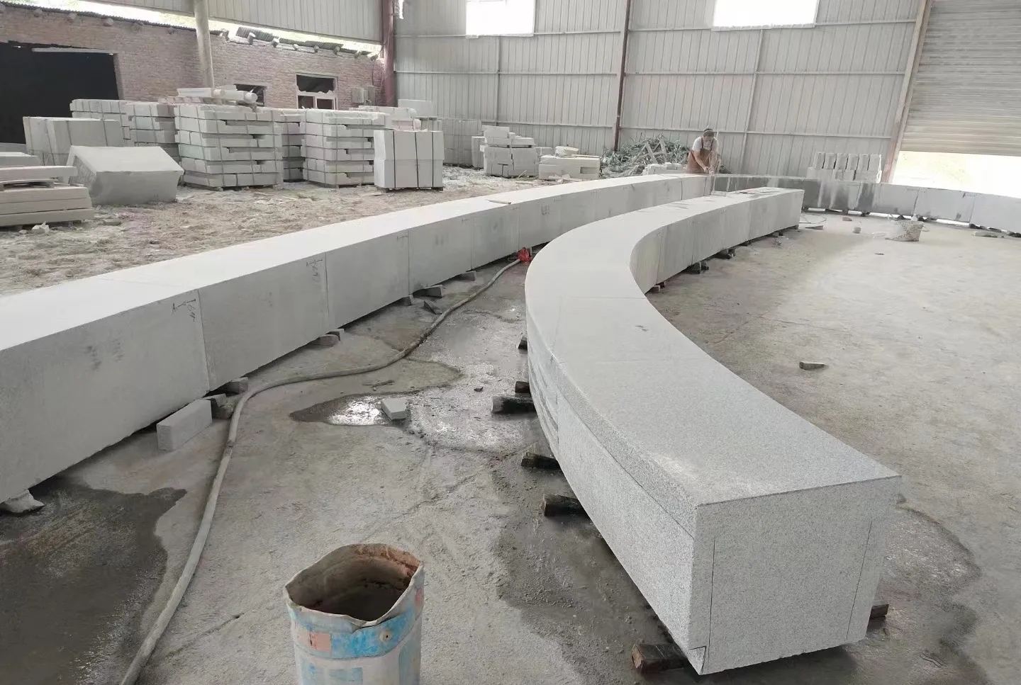 资阳芝麻白花岗岩石板材 园林光面弧形坐凳